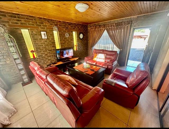 3 BEDROOM HOUSE FOR SALE IN VANDERBIJLPARK CW 4